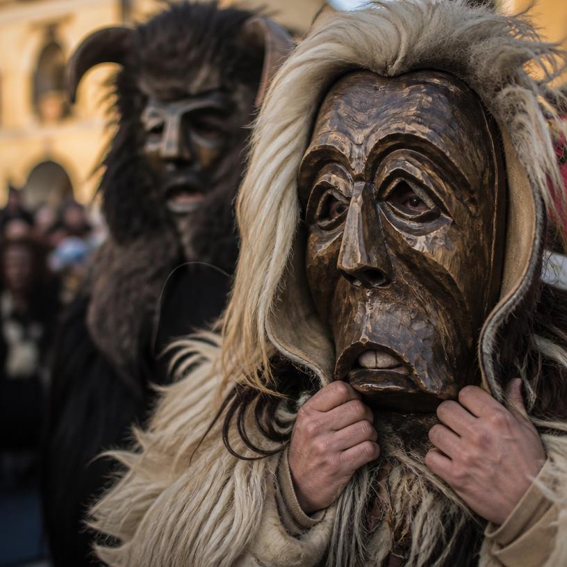 Kdo se schovává za maskou?